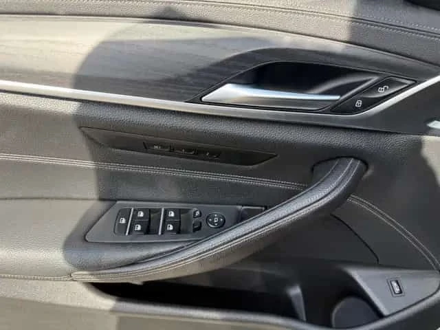 BMW 530 * 530i xDrive M Package * CARFAX * ОПЦИЯ ЗА ФИНАНС, снимка 9 - Автомобили и джипове - 55695871