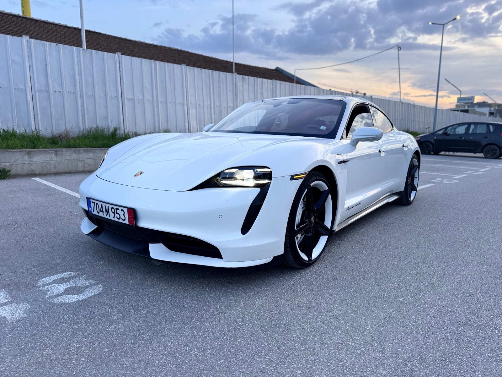 Porsche Taycan * TURBO* Bose* R21* 49KM* Head UP* Distronik* FULL - изображение 2