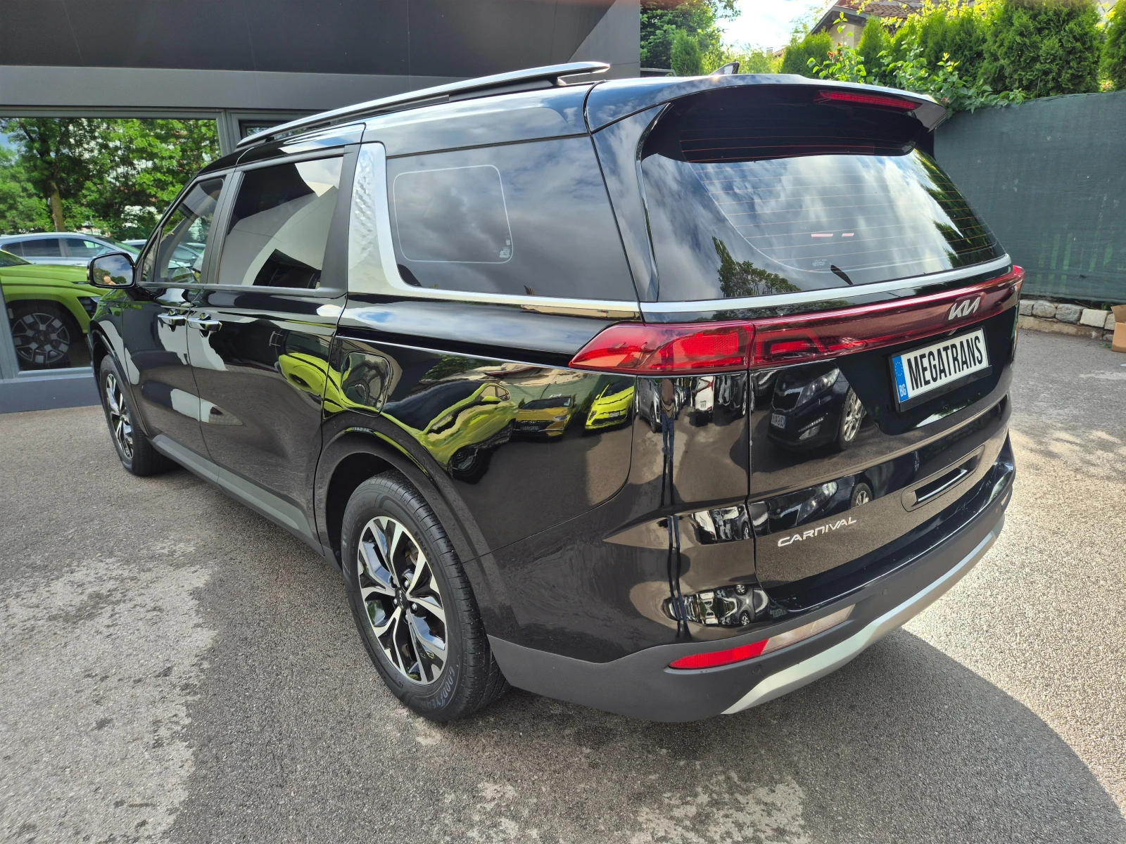 Kia Carnival 2.2 CRDI 8+ 1 ДДС - Налични 2 бр. в БГ, снимка 3 - Автомобили и джипове - 54667175