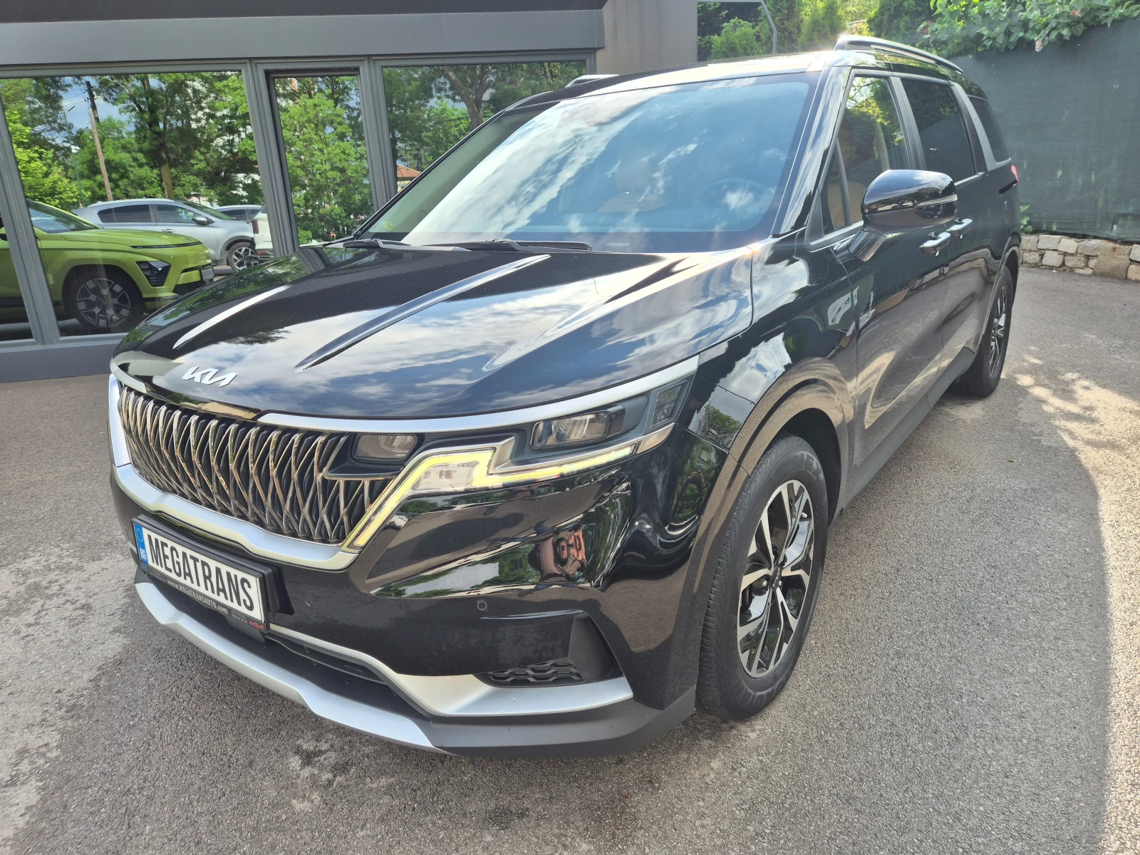 Kia Carnival 2.2 CRDI 8+ 1 ДДС - Налични 2 бр. в БГ, снимка 2 - Автомобили и джипове - 54667175