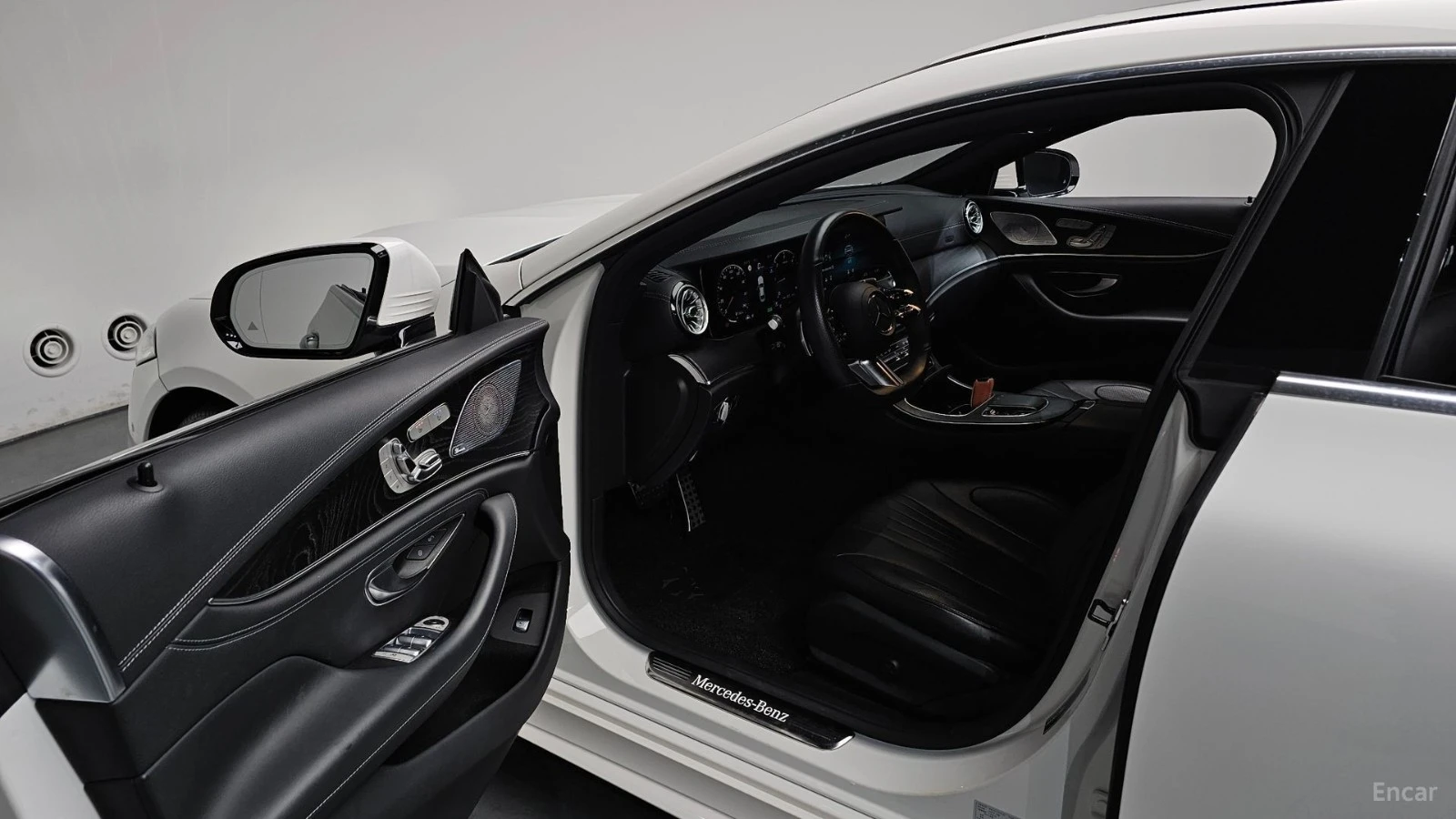 Mercedes-Benz CLS 300d 4MATIC* КОЖА* ОБДУХВ* НАВИ* ПАНО* HUD, снимка 8 - Автомобили и джипове - 55561503