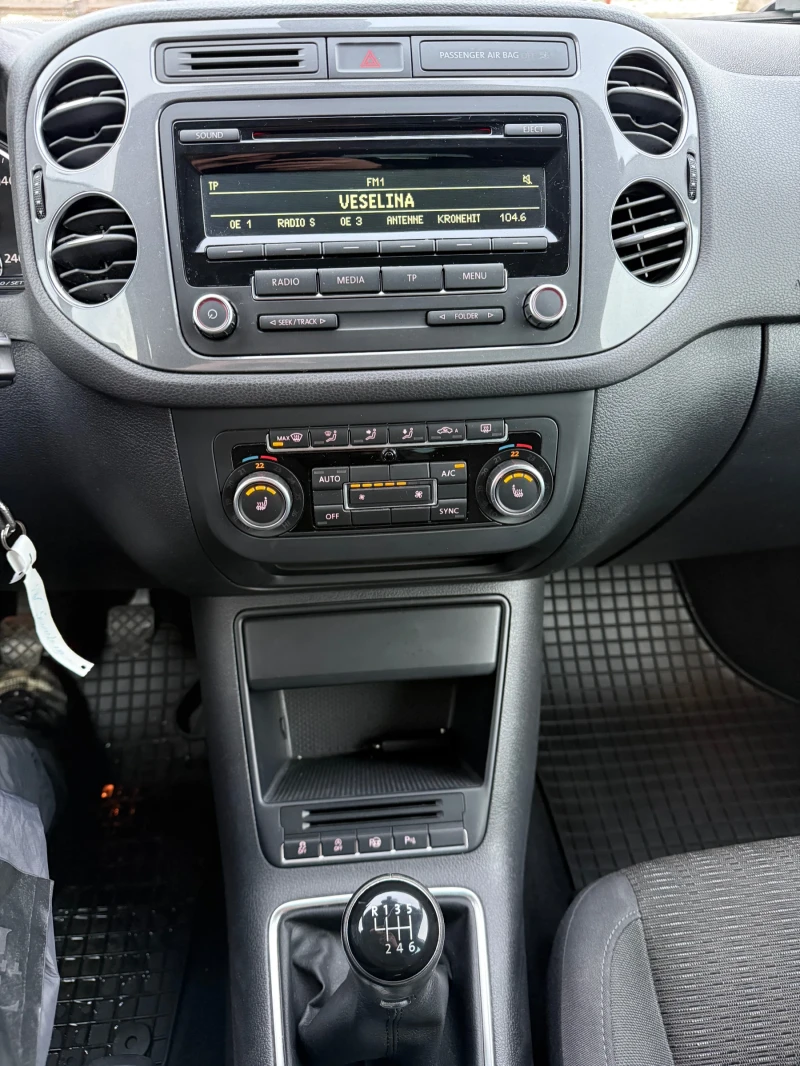 VW Tiguan 2.0 TDI 104000 KM, снимка 11 - Автомобили и джипове - 53557223