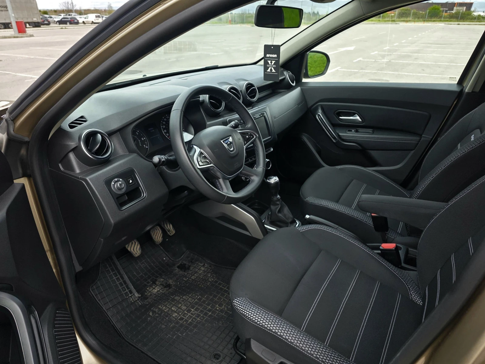 Dacia Duster 1.5 Dci Prestige, снимка 9 - Автомобили и джипове - 54350091