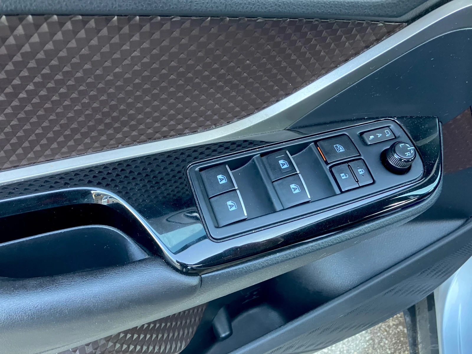 Toyota C-HR 6 ск. ръчна кутия Premier Edition , снимка 17 - Автомобили и джипове - 54183798