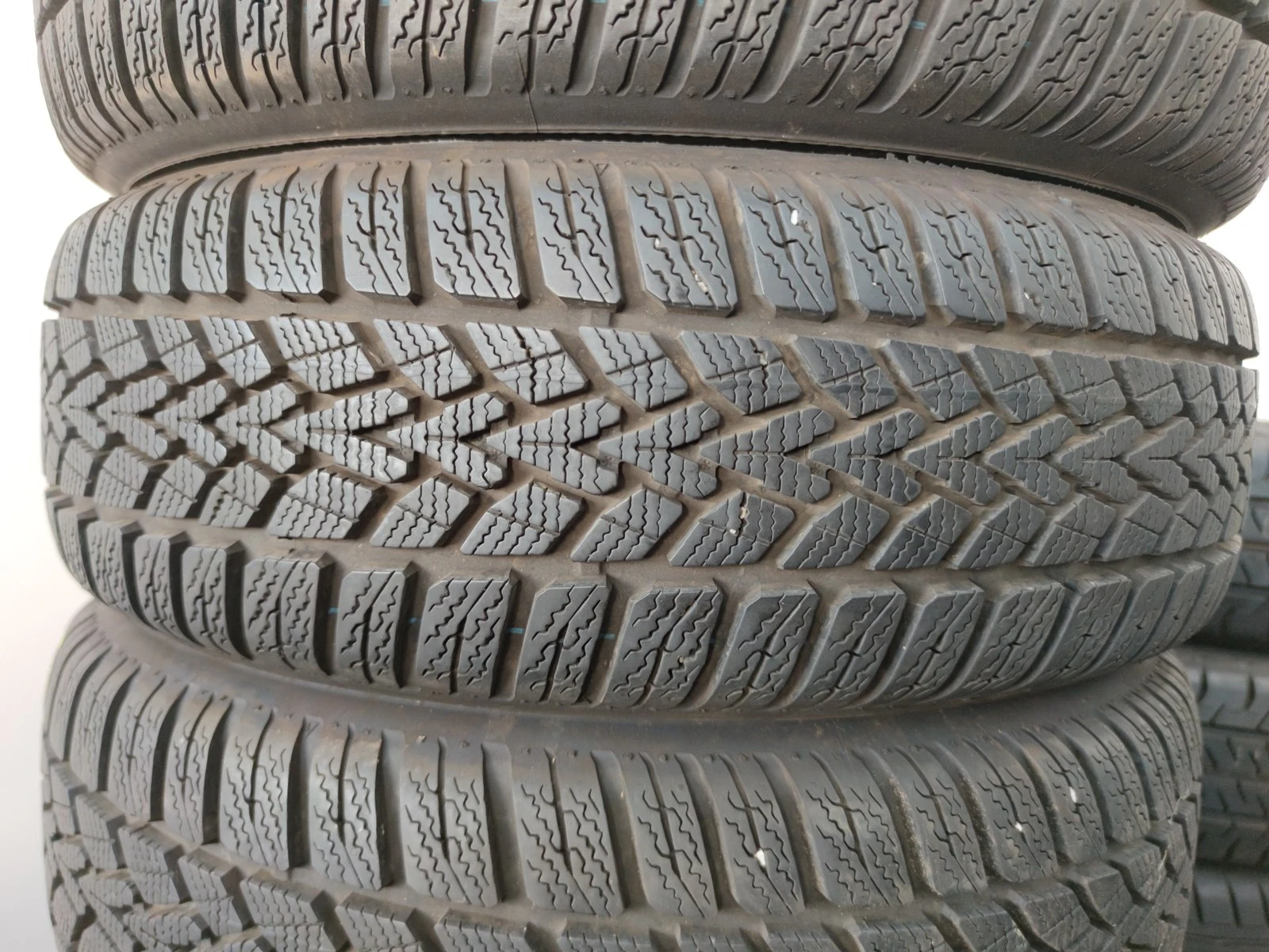 Гуми Зимни 195/65R15, снимка 2 - Гуми и джанти - 56724733