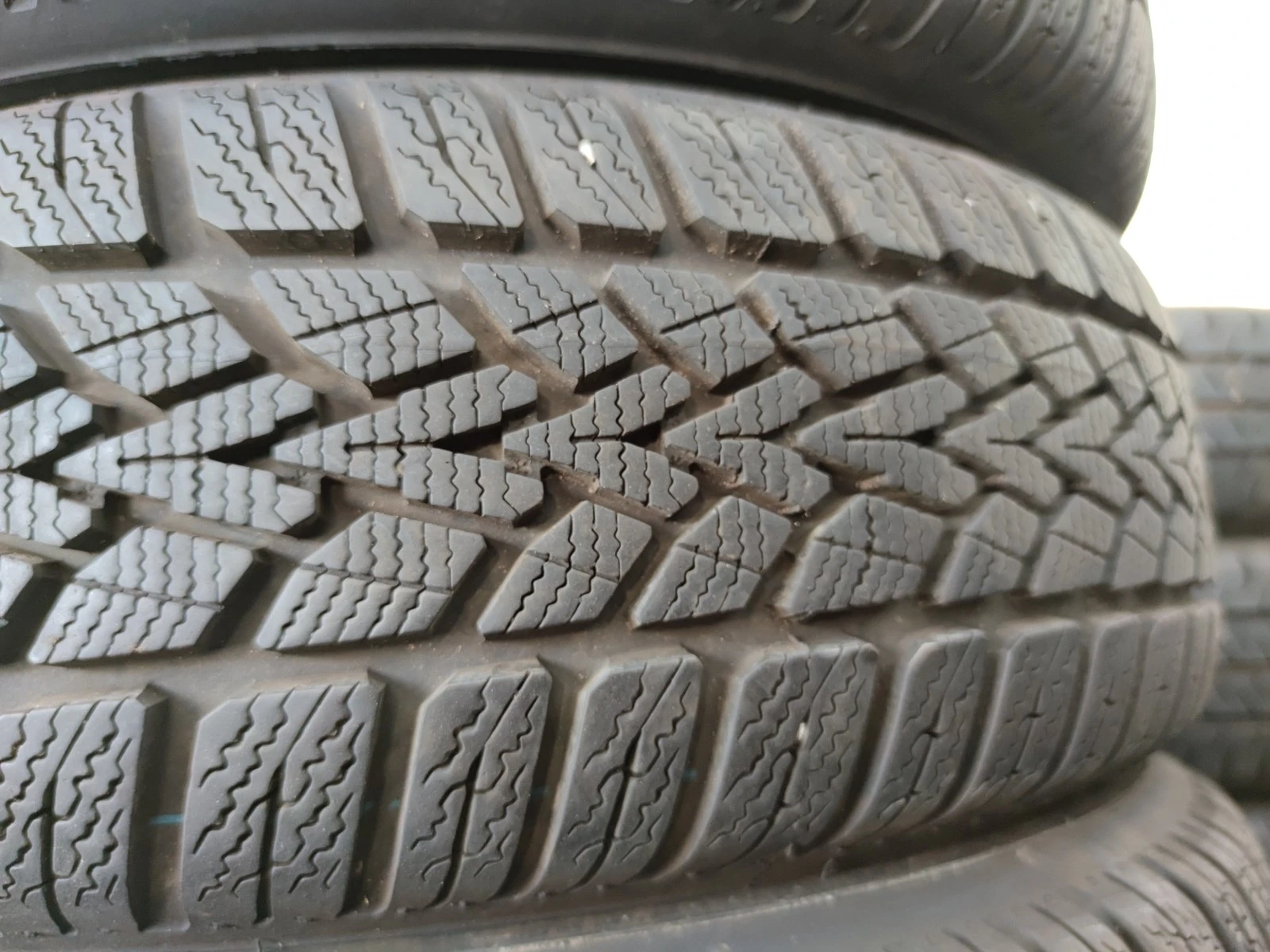 Гуми Зимни 195/65R15, снимка 8 - Гуми и джанти - 56724733