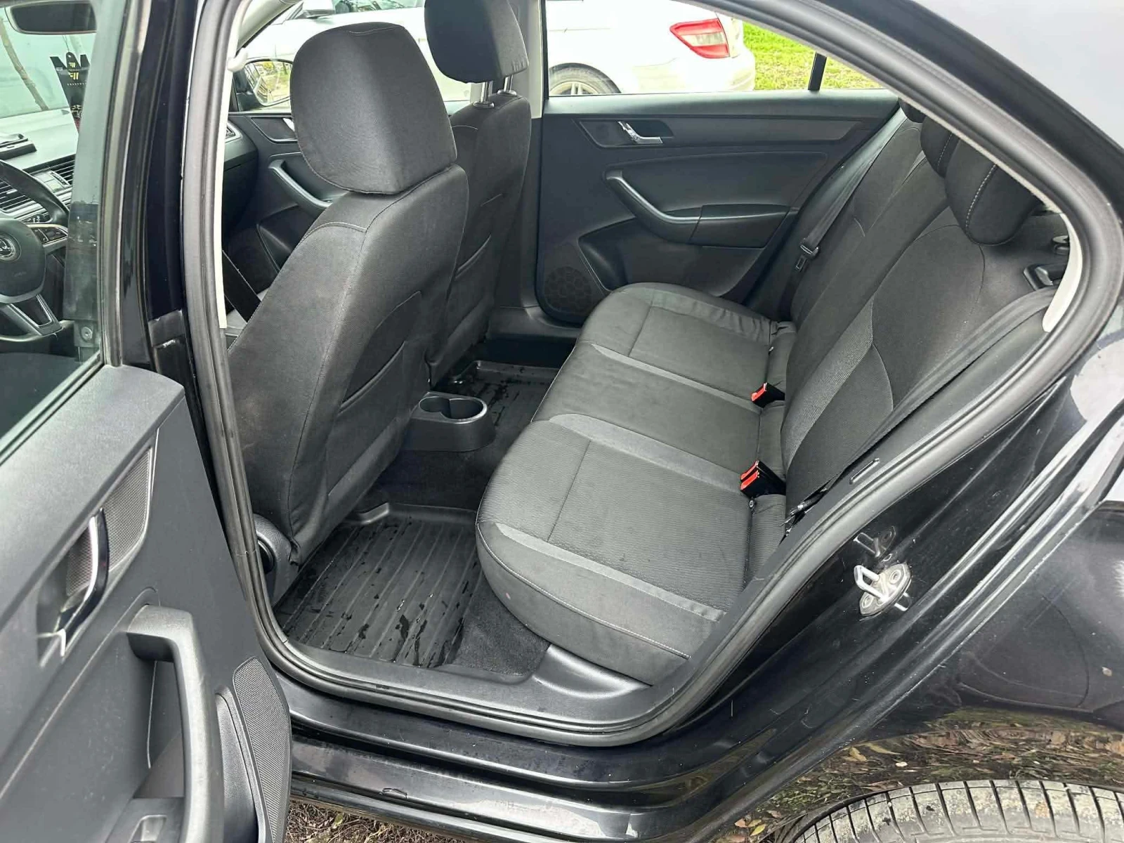 Skoda Rapid, снимка 8 - Автомобили и джипове - 53805203