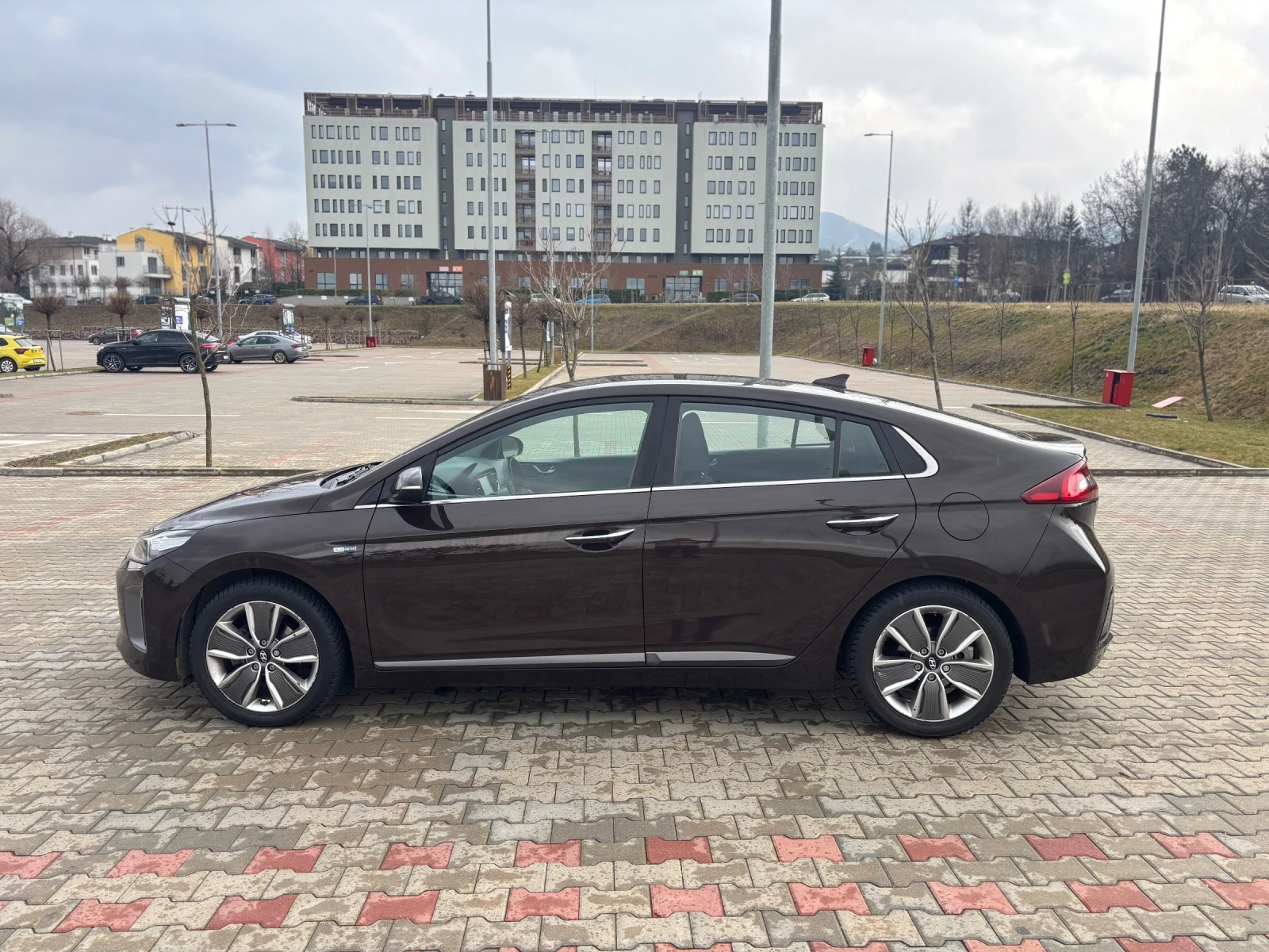 Hyundai Ioniq Обслужена!!!, снимка 4 - Автомобили и джипове - 54409518