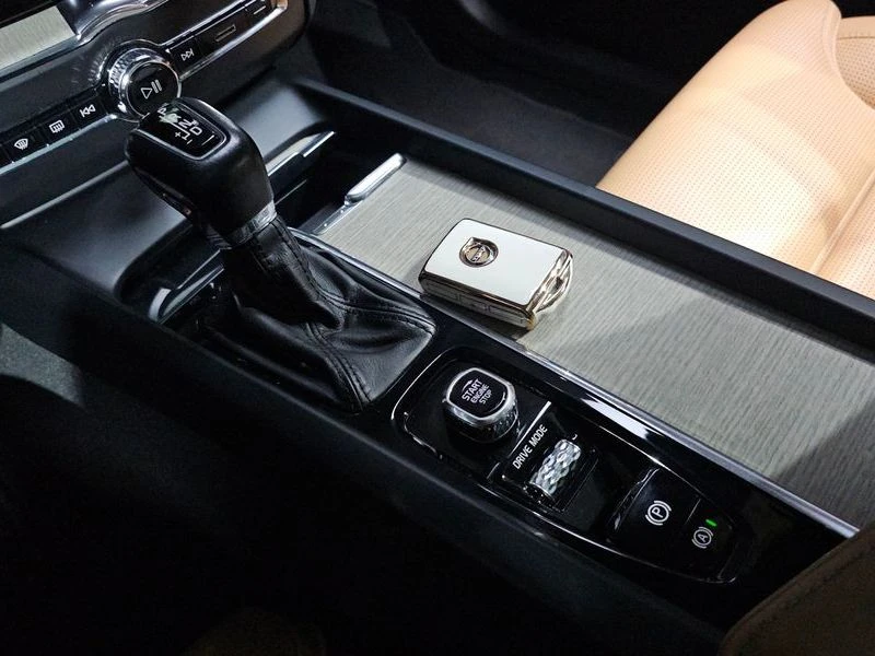 Volvo XC60 2.0 Automatic, снимка 9 - Автомобили и джипове - 55813476