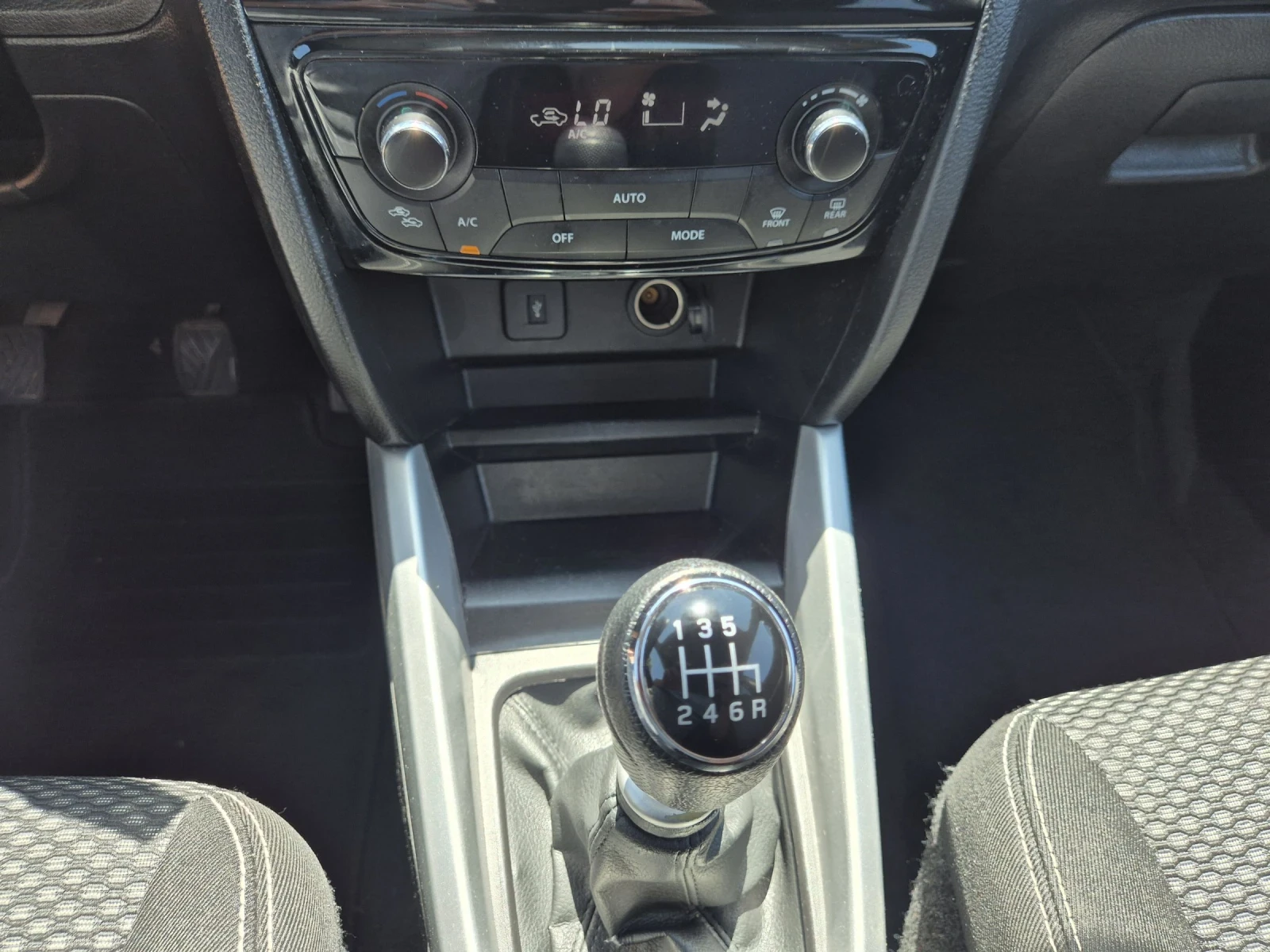 Suzuki Vitara 1.6, снимка 9 - Автомобили и джипове - 55359860