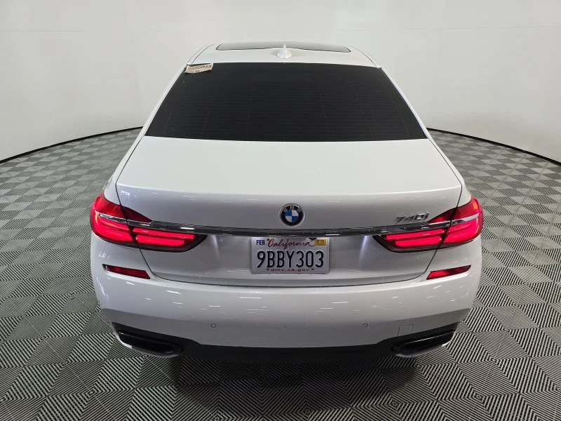 BMW 740 2018* M-PACK* 360* head UP* Keyless* Distronic* Ha, снимка 5 - Автомобили и джипове - 47933275