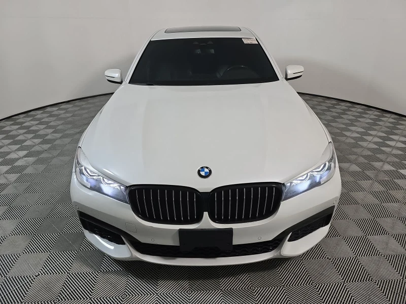 BMW 740 2018* M-PACK* 360* head UP* Keyless* Distronic* Ha, снимка 1 - Автомобили и джипове - 47933275