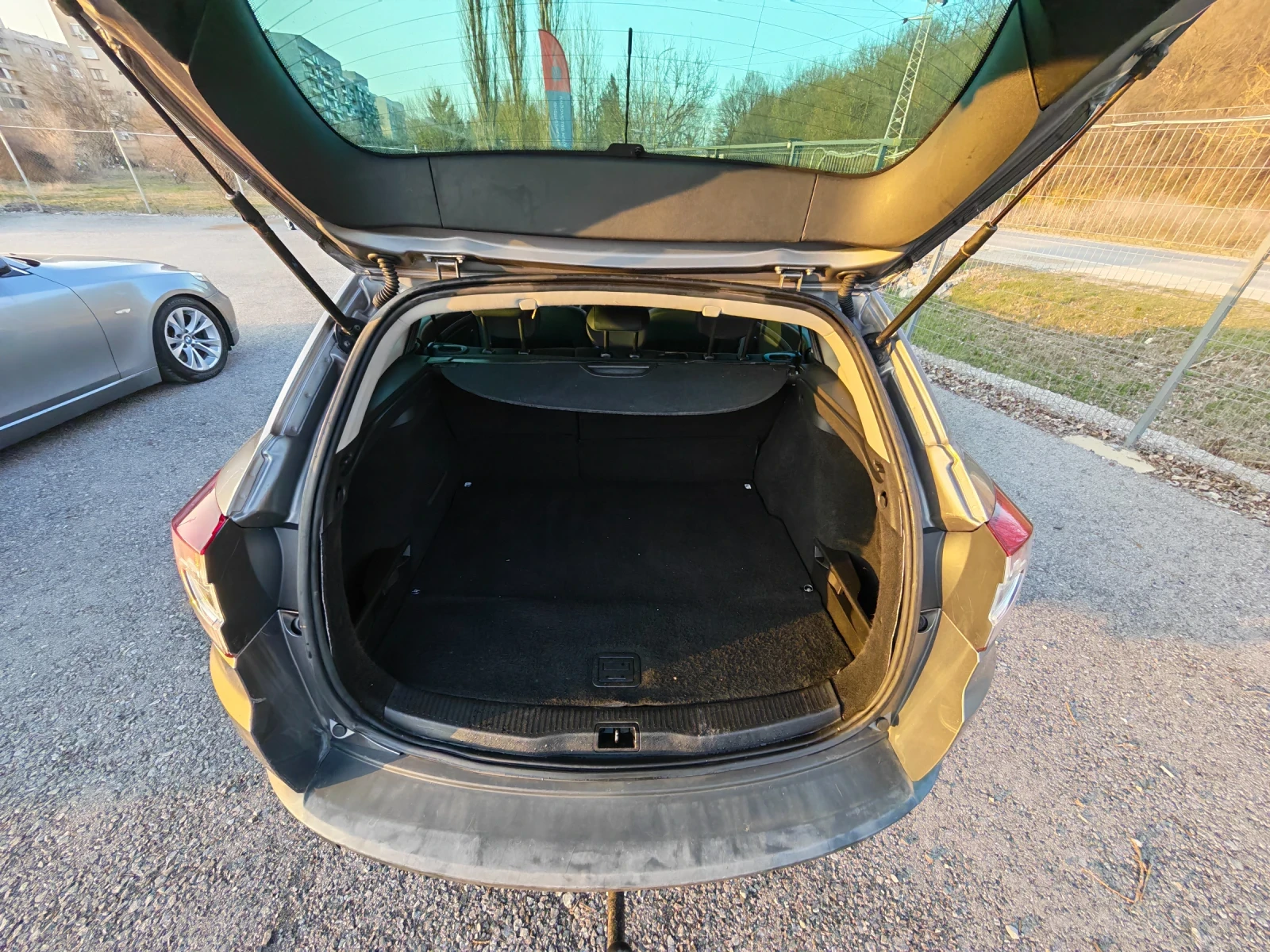 Renault Megane 1.6i Navi, снимка 10 - Автомобили и джипове - 45358775