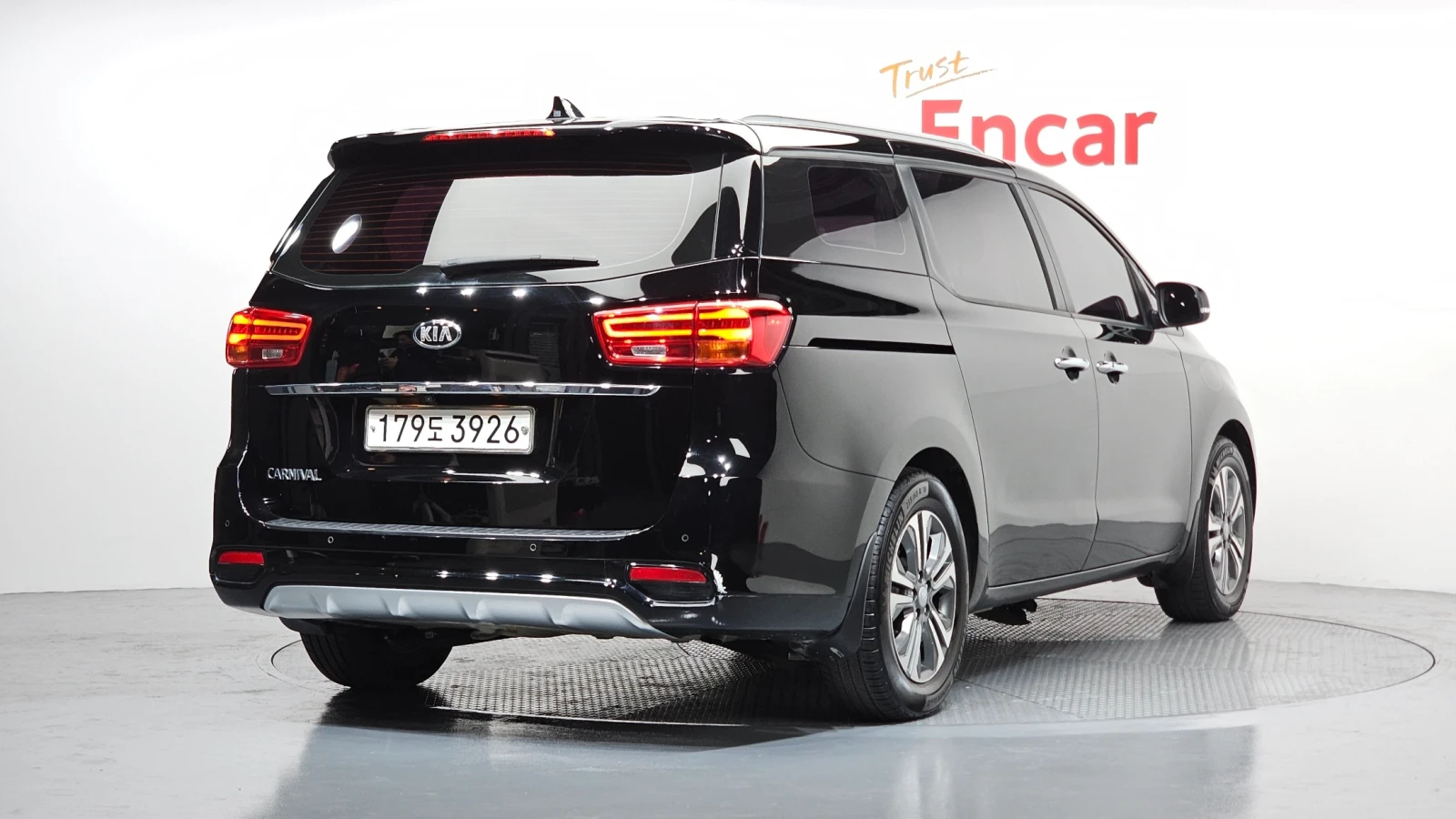 Kia Carnival LUXURY 2.2* ПОДГРЕВ ВОЛАН/СЕДАЛКИ* hellascars.bg, снимка 2 - Автомобили и джипове - 55596443