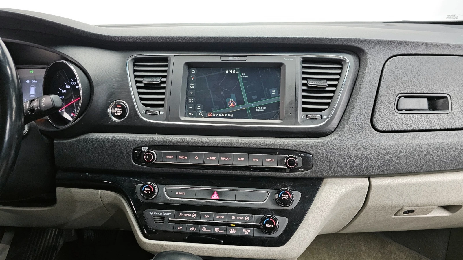 Kia Carnival LUXURY 2.2* ПОДГРЕВ ВОЛАН/СЕДАЛКИ* hellascars.bg, снимка 12 - Автомобили и джипове - 55596443