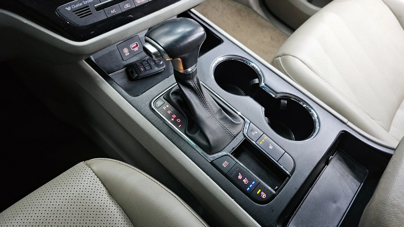 Kia Carnival LUXURY 2.2* ПОДГРЕВ ВОЛАН/СЕДАЛКИ* hellascars.bg, снимка 14 - Автомобили и джипове - 55596443