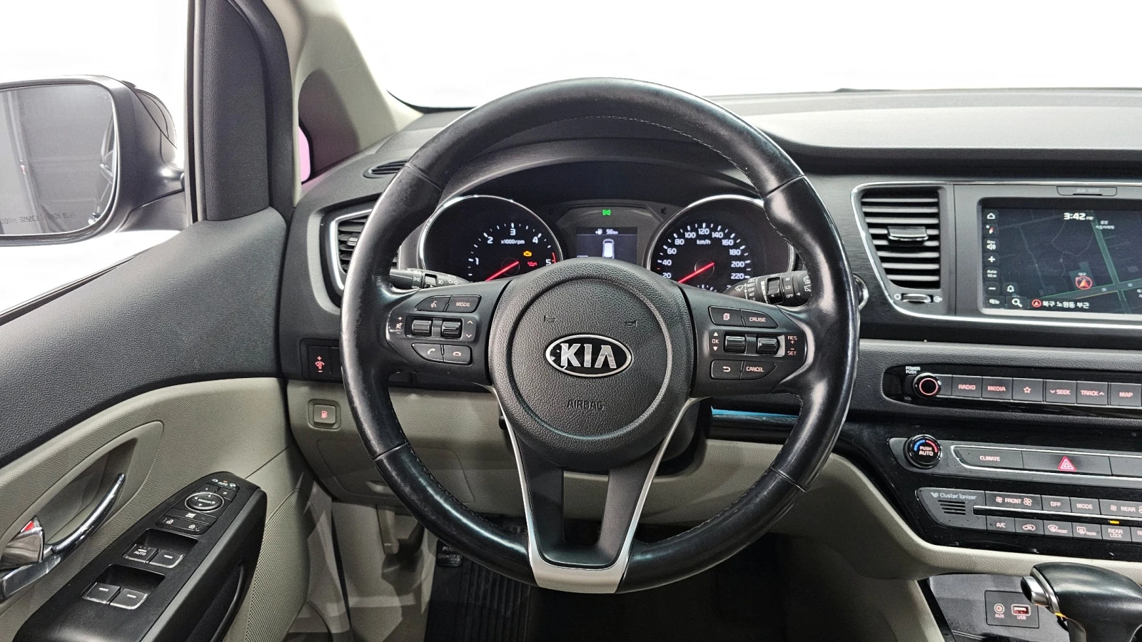 Kia Carnival LUXURY 2.2* ПОДГРЕВ ВОЛАН/СЕДАЛКИ* hellascars.bg, снимка 10 - Автомобили и джипове - 55596443