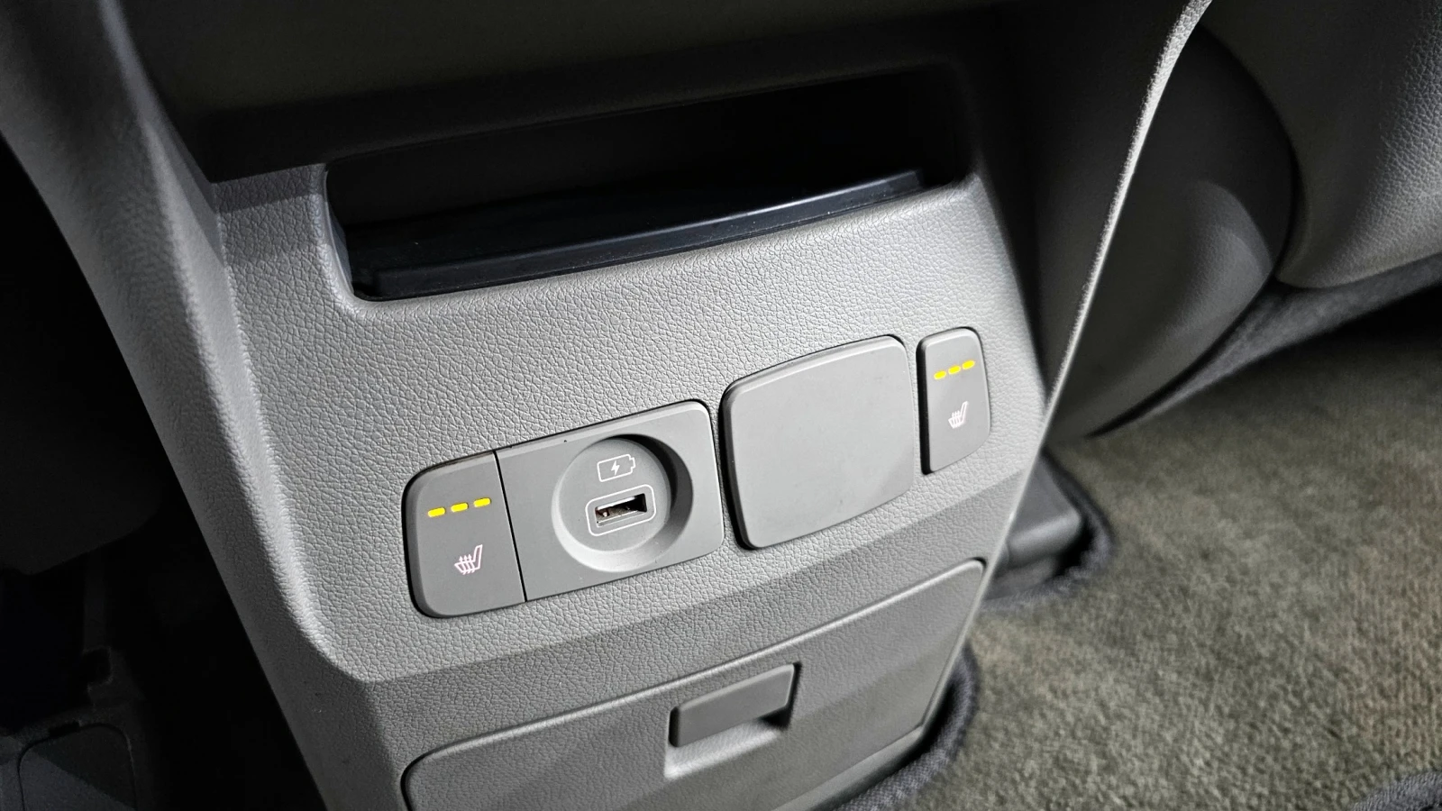 Kia Carnival LUXURY 2.2* ПОДГРЕВ ВОЛАН/СЕДАЛКИ* hellascars.bg, снимка 15 - Автомобили и джипове - 55596443