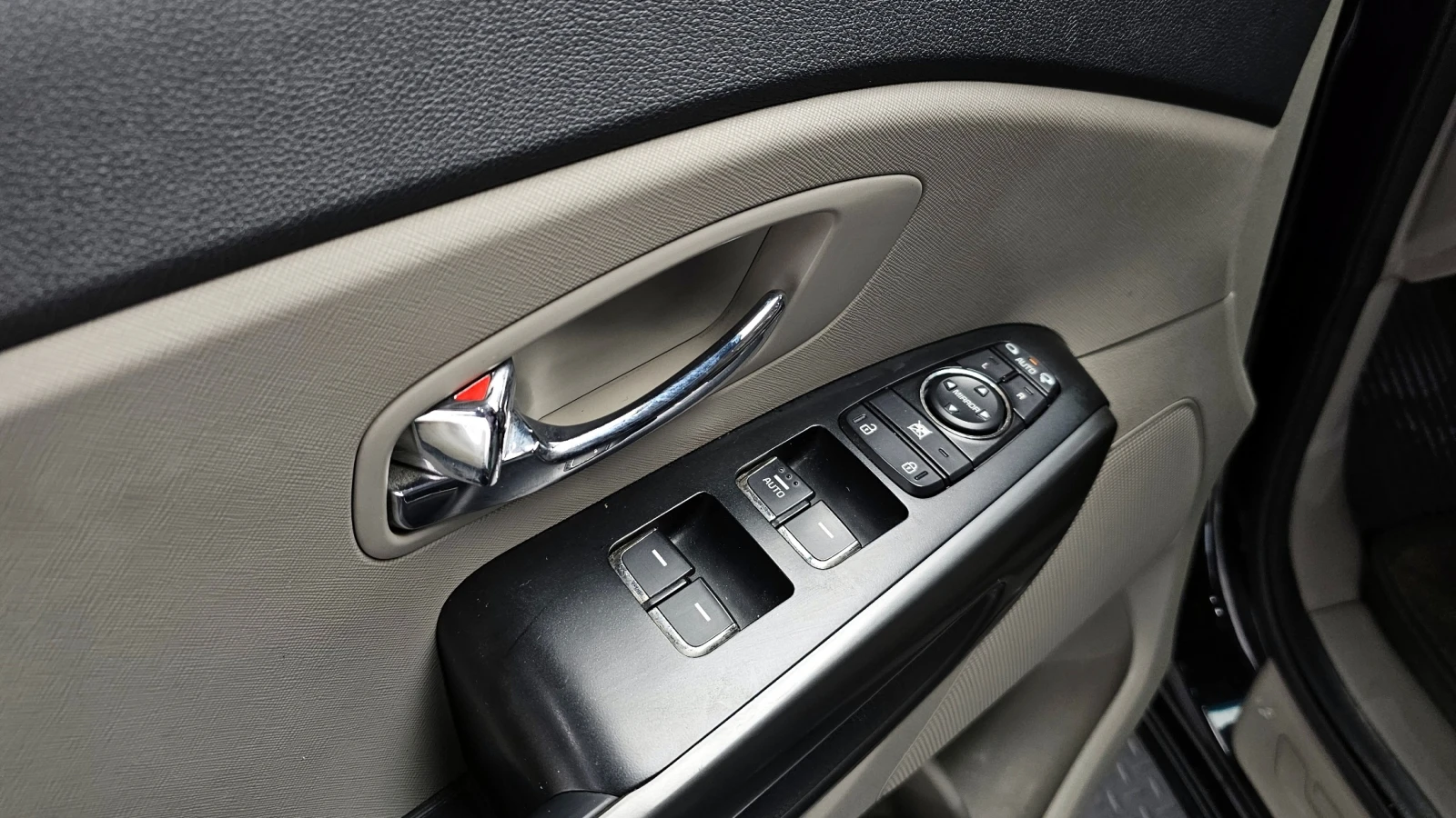 Kia Carnival LUXURY 2.2* ПОДГРЕВ ВОЛАН/СЕДАЛКИ* hellascars.bg, снимка 8 - Автомобили и джипове - 55596443