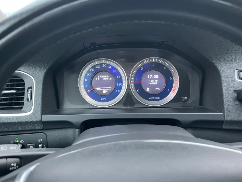 Volvo V60 R-Design, снимка 16 - Автомобили и джипове - 52064329