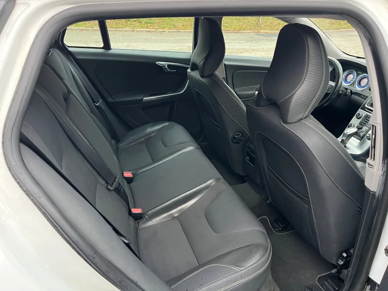 Volvo V60 R-Design, снимка 12 - Автомобили и джипове - 52064329