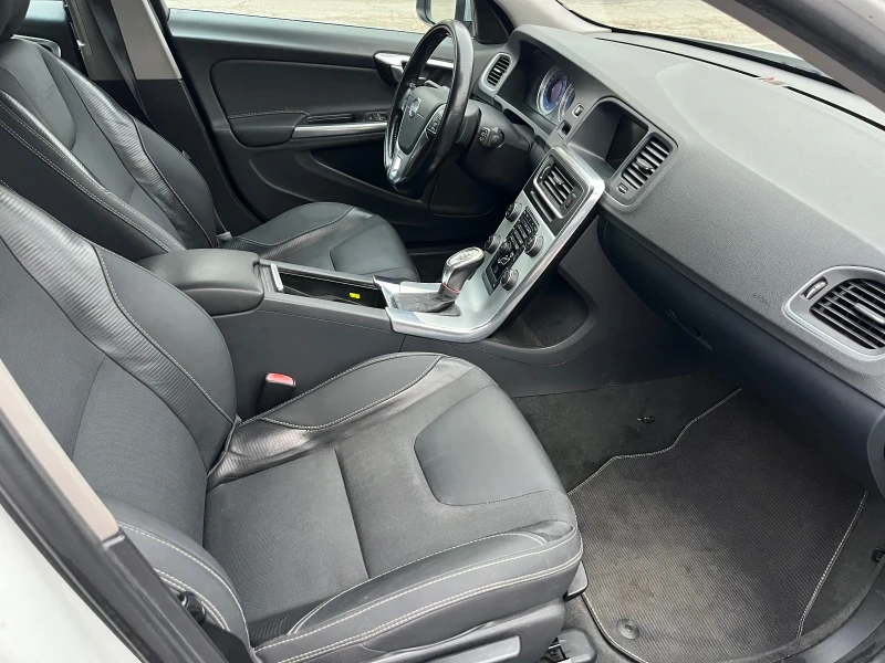 Volvo V60 R-Design, снимка 13 - Автомобили и джипове - 52064329