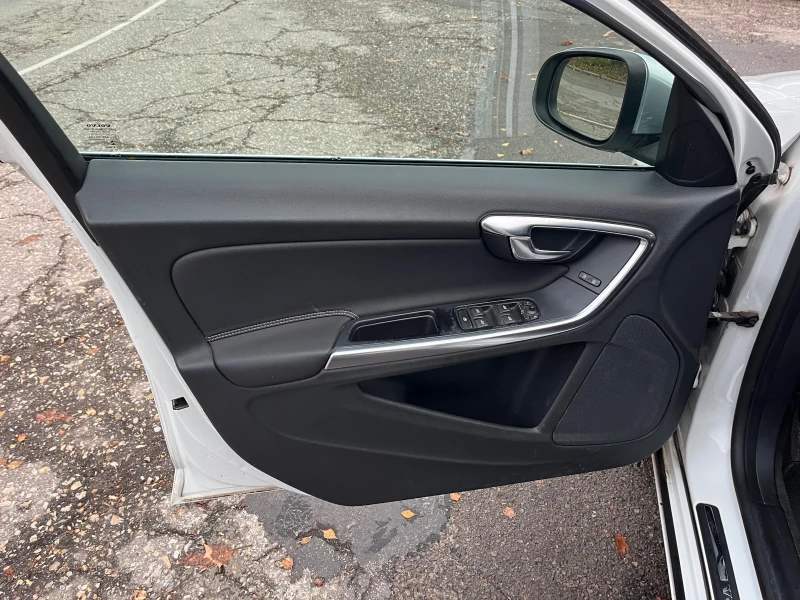 Volvo V60 R-Design, снимка 9 - Автомобили и джипове - 52064329
