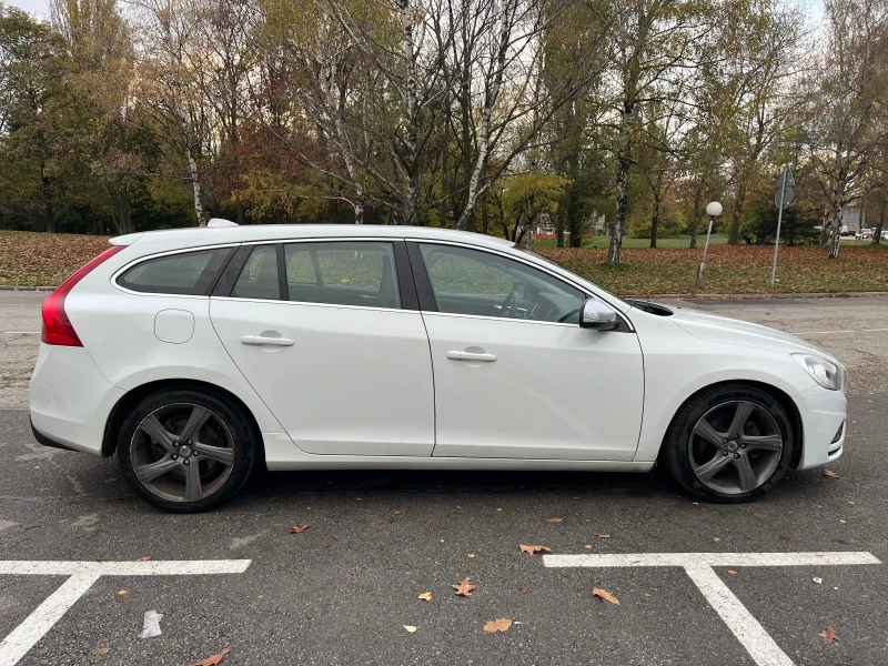 Volvo V60 R-Design, снимка 6 - Автомобили и джипове - 52064329