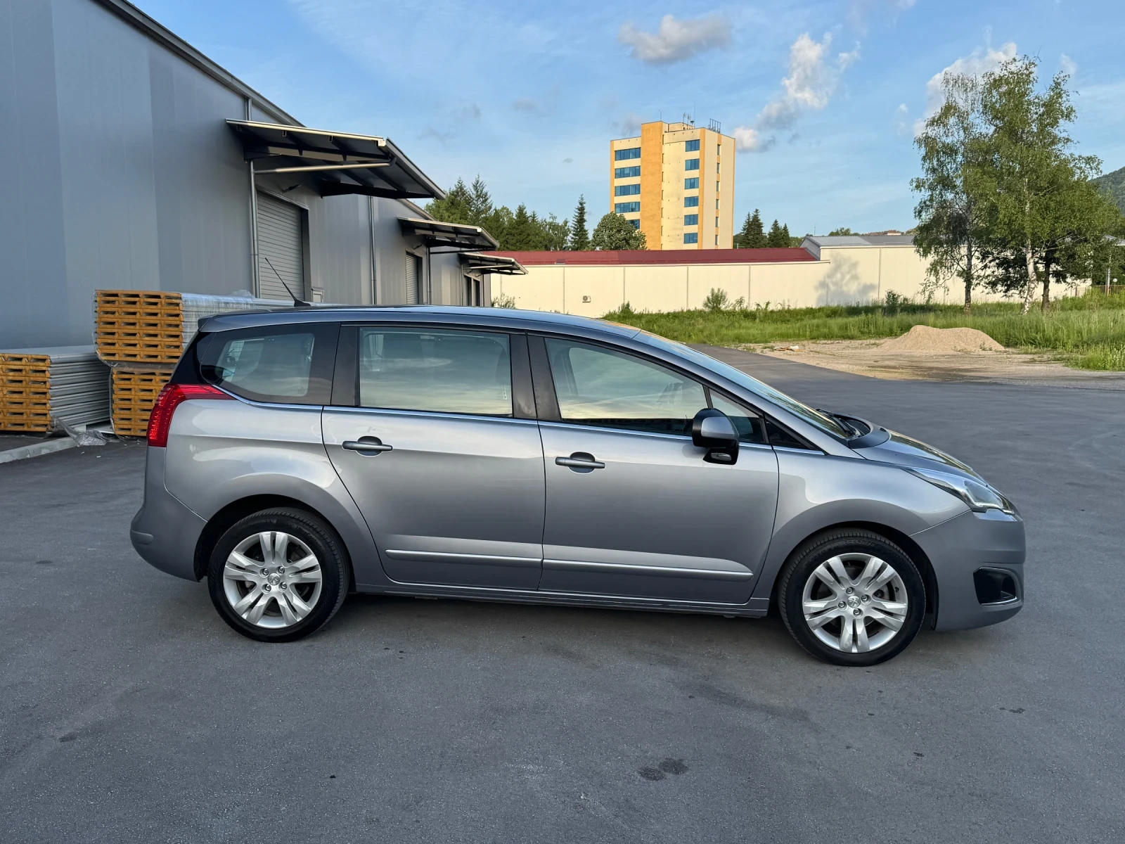 Peugeot 5008 1.6 HDI 120k.c * Navi * LED * 7 местен, снимка 6 - Автомобили и джипове - 54692327