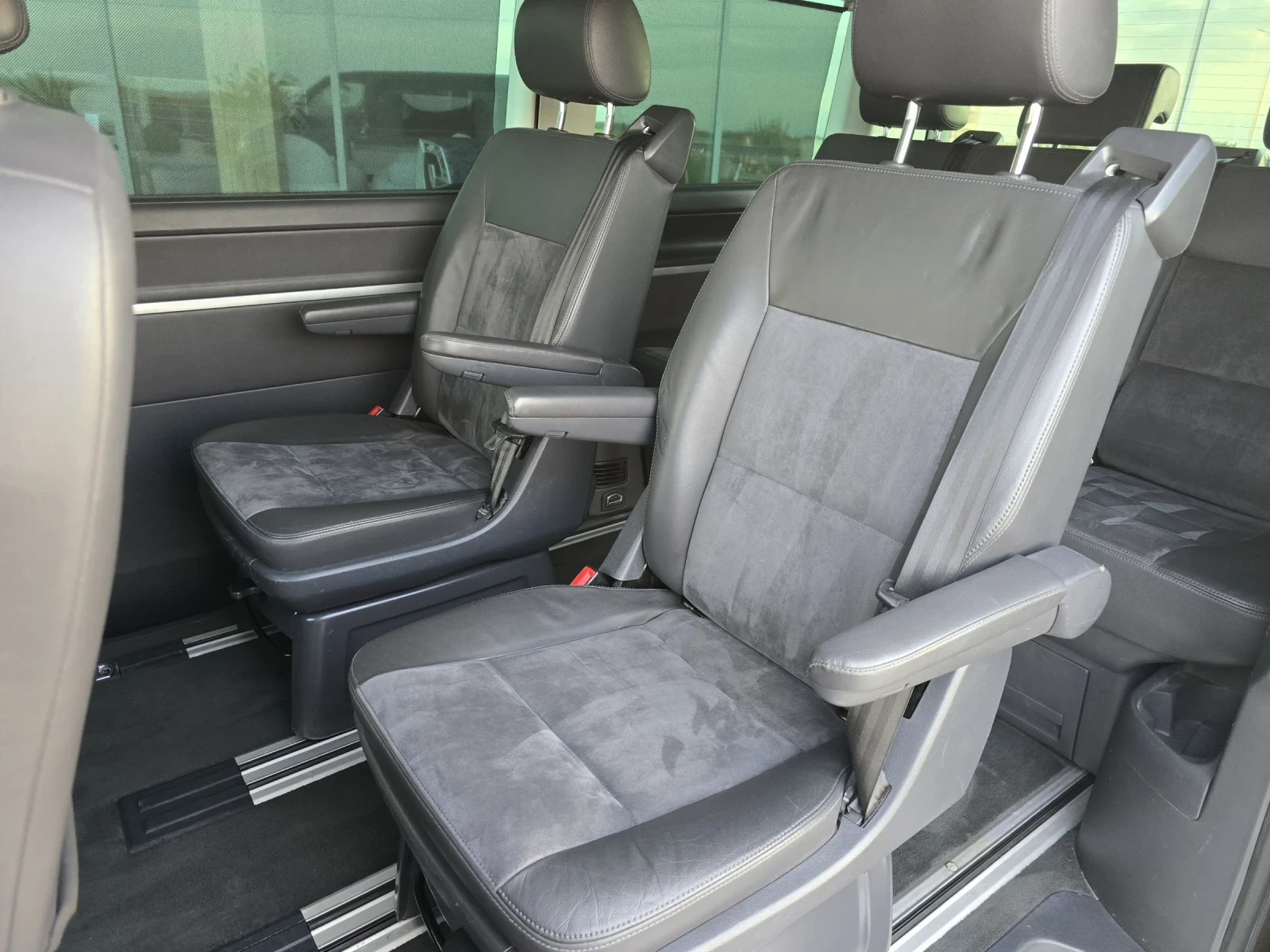 VW Multivan 2.0TDI/4X4/AVTOMAT/HIGHLINE-FUL-FUL-FUL, снимка 13 - Бусове и автобуси - 54431998