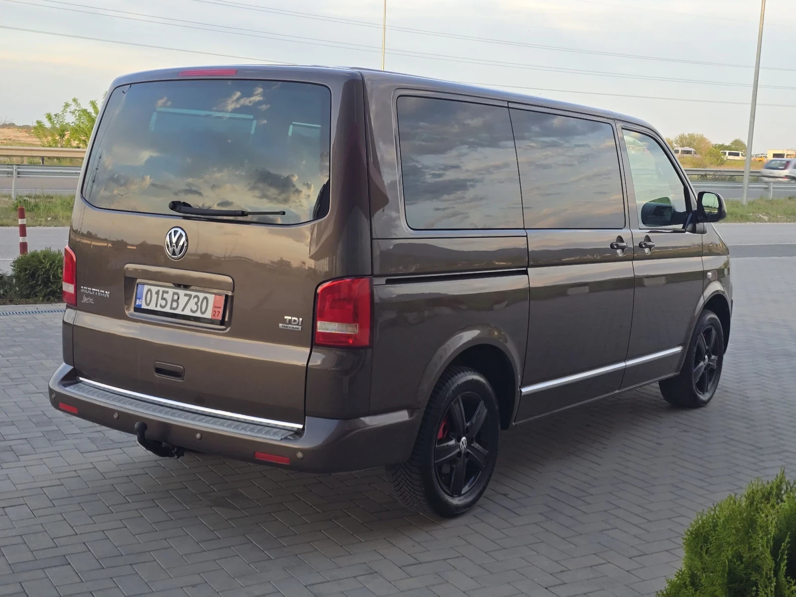 VW Multivan 2.0TDI/4X4/AVTOMAT/HIGHLINE-FUL-FUL-FUL, снимка 4 - Бусове и автобуси - 54431998