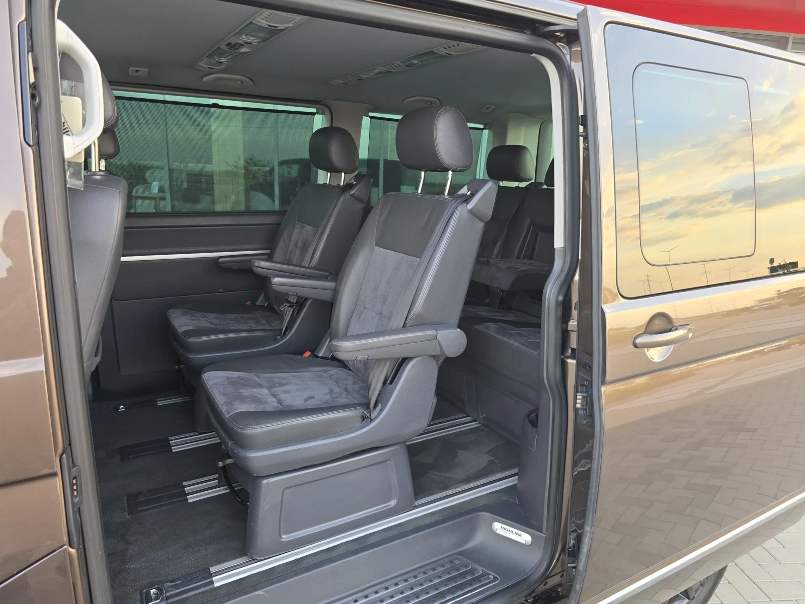 VW Multivan 2.0TDI/4X4/AVTOMAT/HIGHLINE-FUL-FUL-FUL, снимка 11 - Бусове и автобуси - 54431998