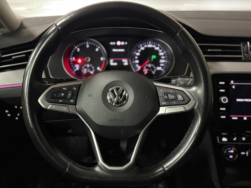 VW Passat 2.0TDI/Distronic/Camera/Massage/Panorama, снимка 11 - Автомобили и джипове - 52645616
