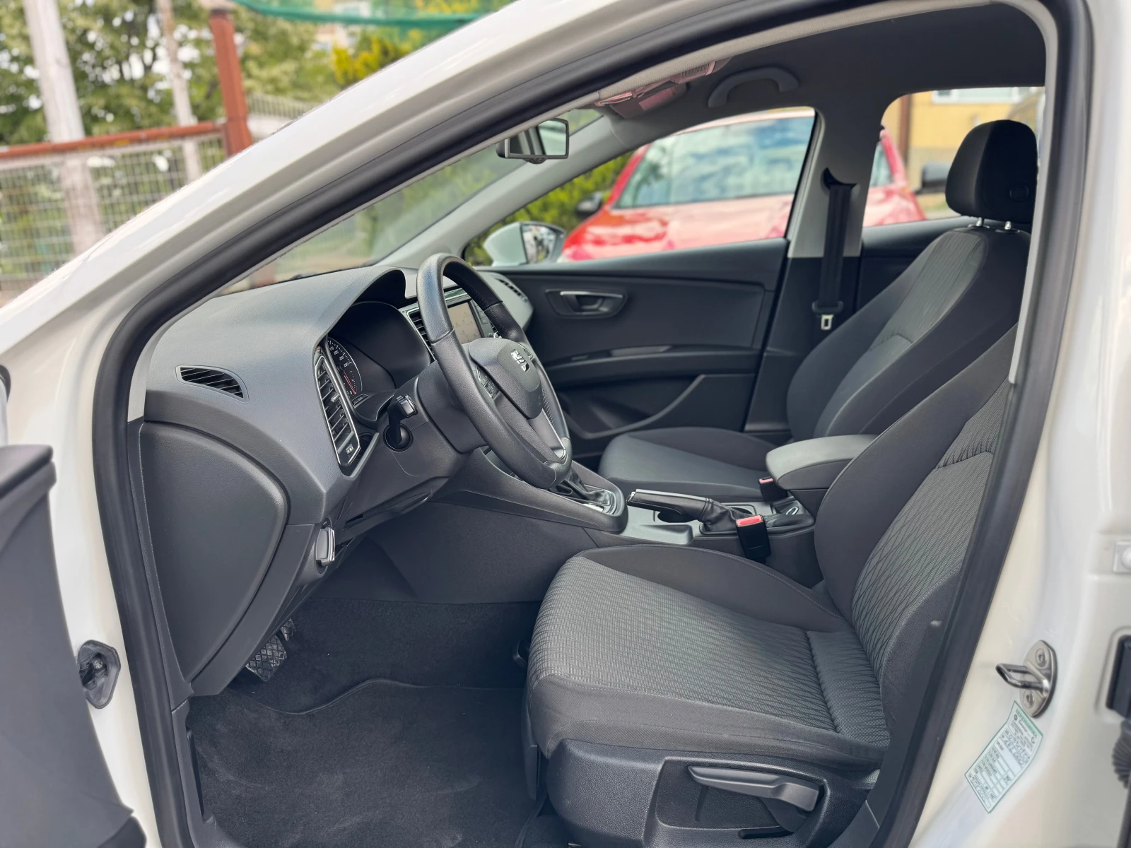 Seat Leon 1.6TDI * AUTOMATIC * NAVI - изображение 8