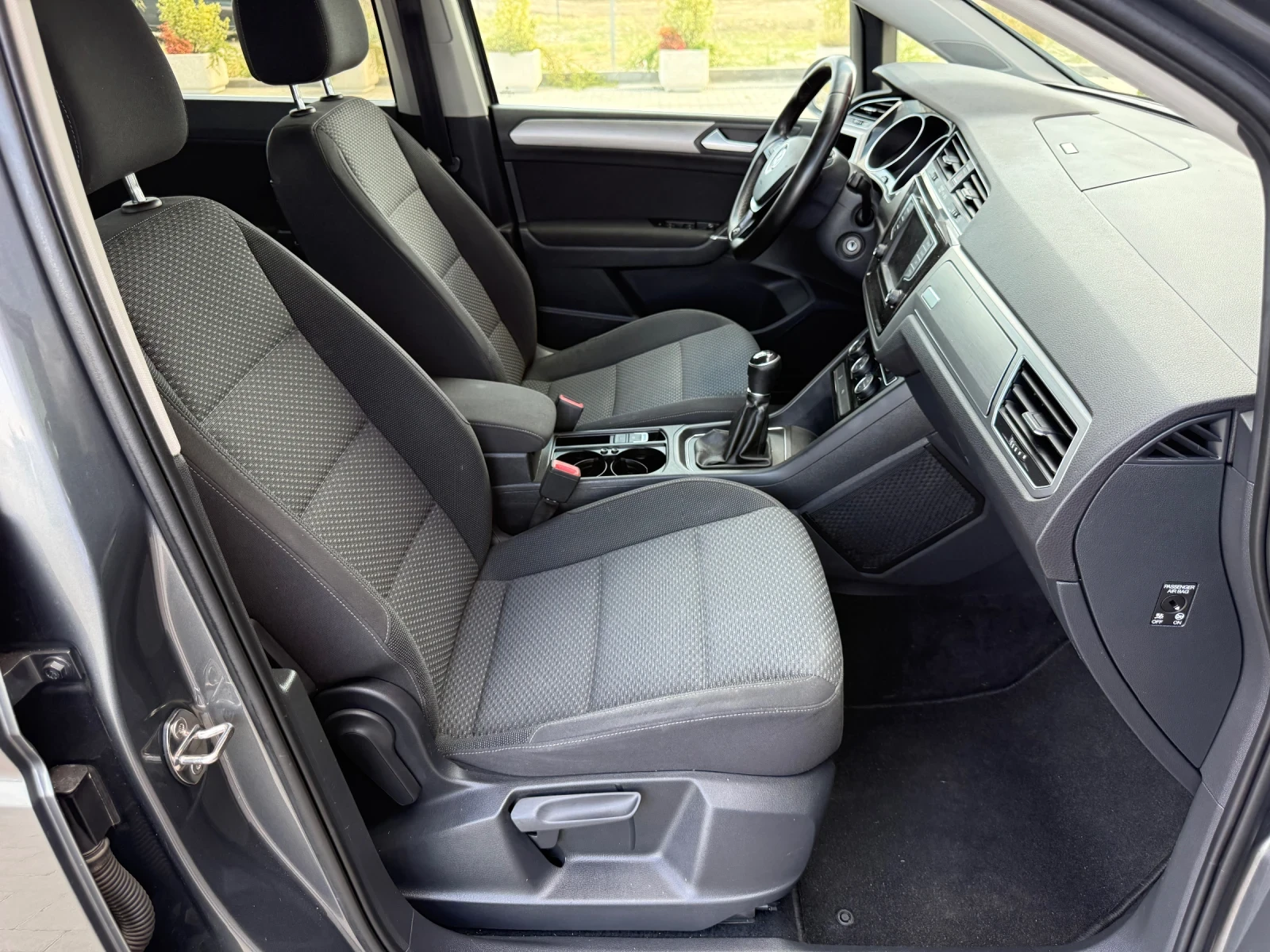 VW Touran 2.0 TDI 150к.с 6+ 1 / NAVI / PODGREV / FULL SERVIC, снимка 10 - Автомобили и джипове - 55930781