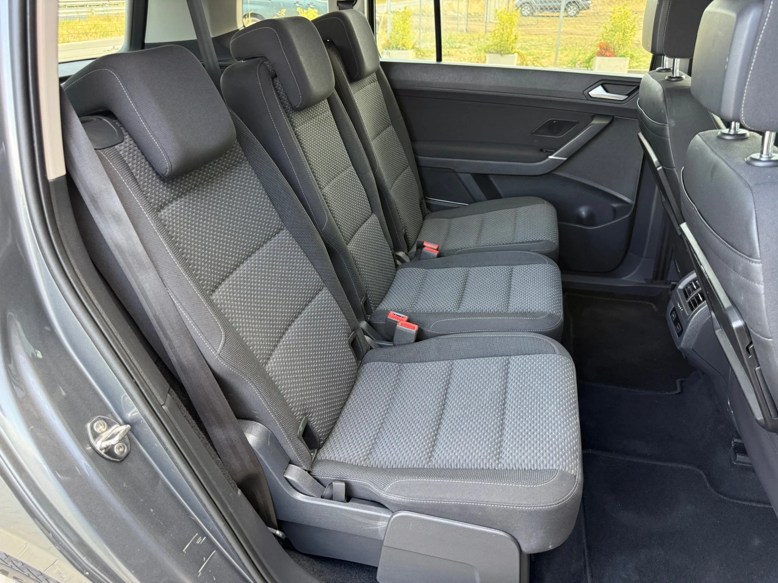 VW Touran 2.0 TDI 150к.с 6+ 1 / NAVI / PODGREV / FULL SERVIC, снимка 12 - Автомобили и джипове - 55930781