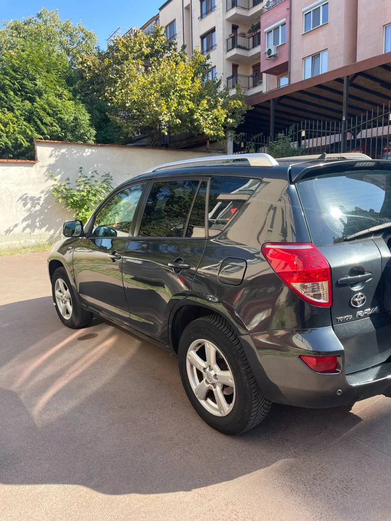 Toyota Rav4 2.2 D-4D, снимка 11 - Автомобили и джипове - 47271871