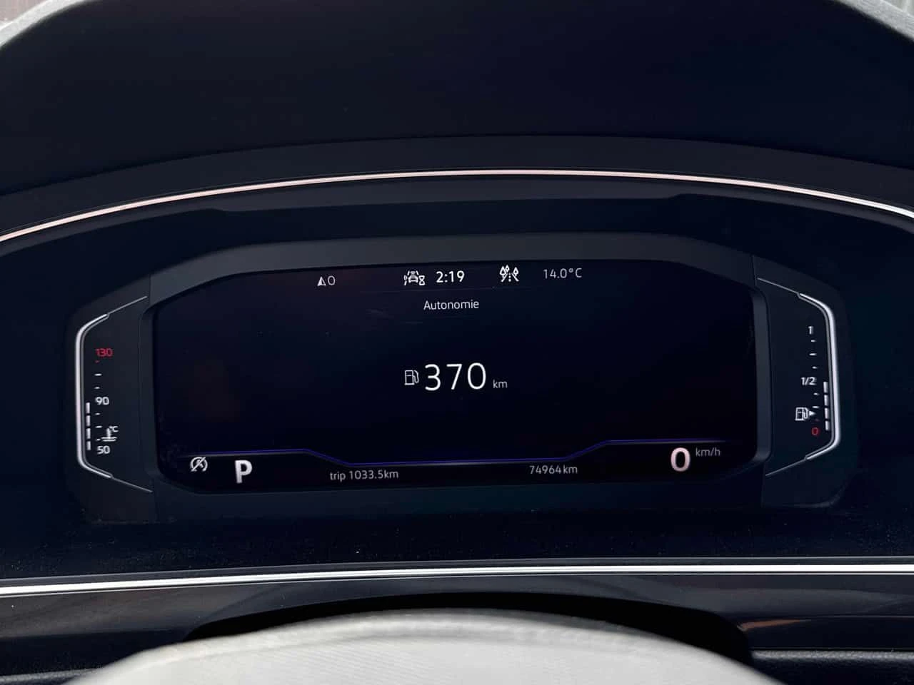 VW Tiguan | R Line | ПОДГРЕВ | ПАНОРАМА | ДВА КЛЮЧА | , снимка 8 - Автомобили и джипове - 54653006
