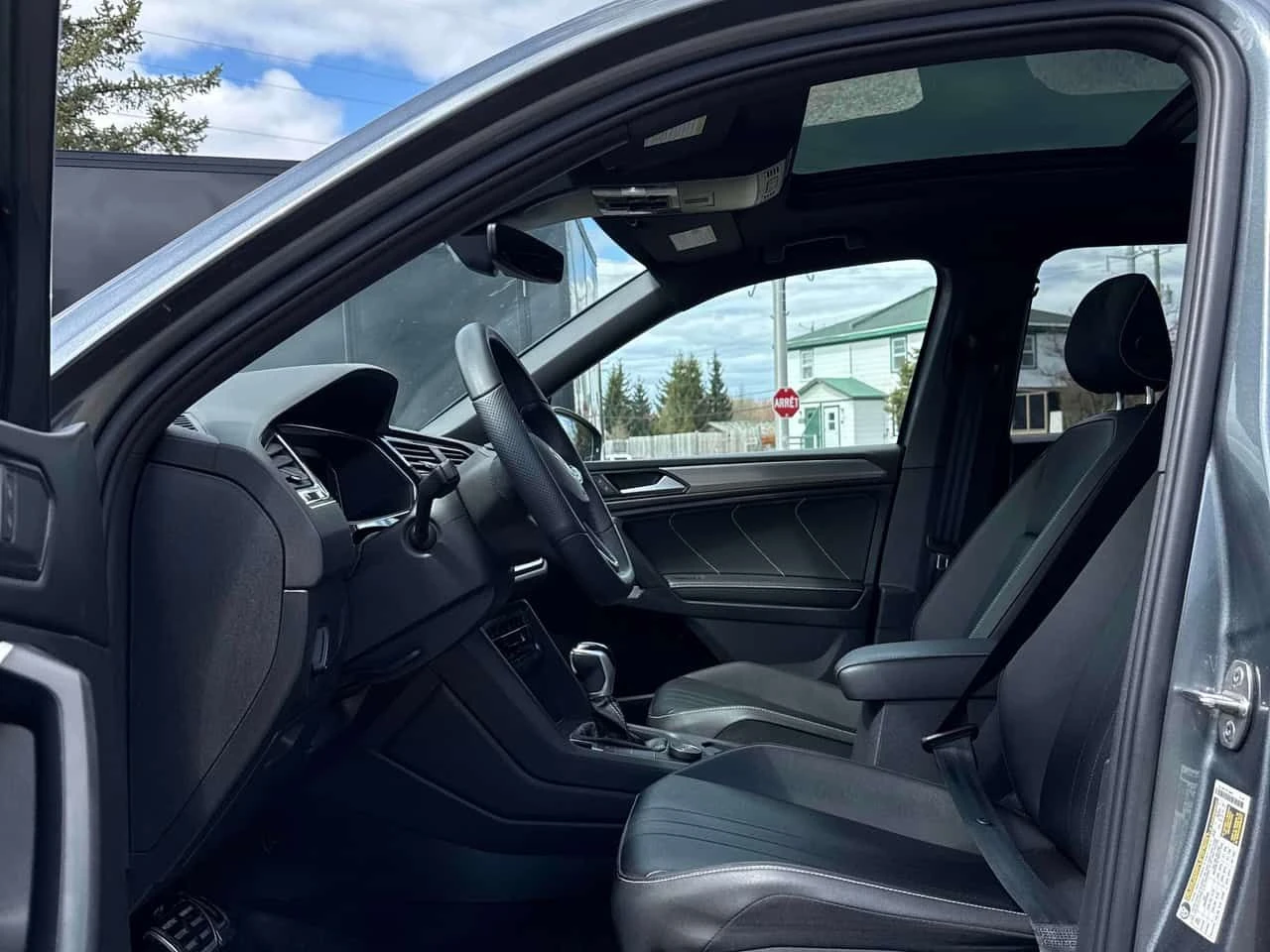 VW Tiguan | R Line | ПОДГРЕВ | ПАНОРАМА | ДВА КЛЮЧА | , снимка 11 - Автомобили и джипове - 54653006