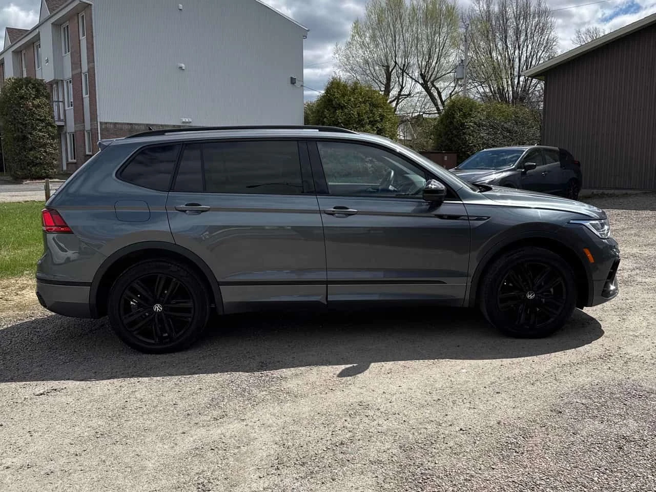 VW Tiguan | R Line | ПОДГРЕВ | ПАНОРАМА | ДВА КЛЮЧА | , снимка 3 - Автомобили и джипове - 54653006