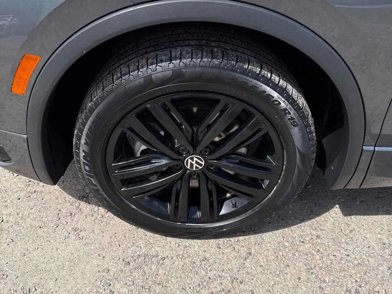 VW Tiguan | R Line | ПОДГРЕВ | ПАНОРАМА | ДВА КЛЮЧА | , снимка 7 - Автомобили и джипове - 54653006