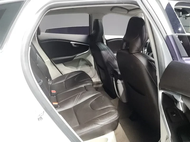 Volvo V40, снимка 12 - Автомобили и джипове - 54326567