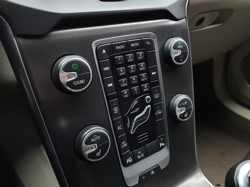 Volvo V40, снимка 16 - Автомобили и джипове - 54326567