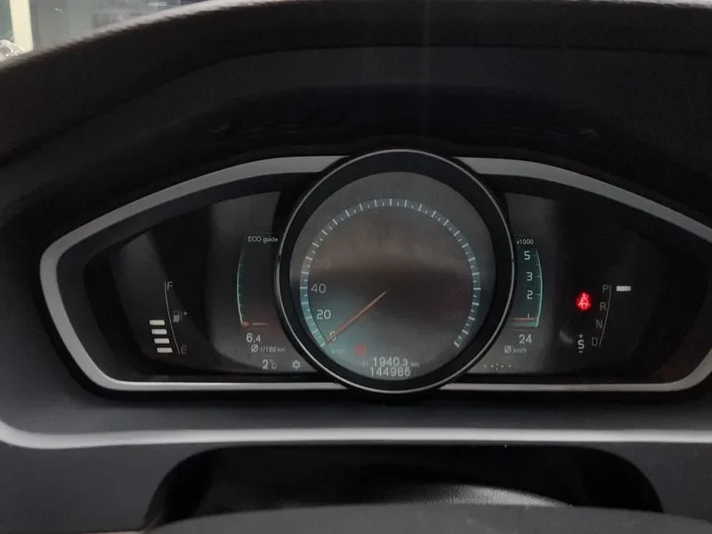 Volvo V40, снимка 8 - Автомобили и джипове - 54326567