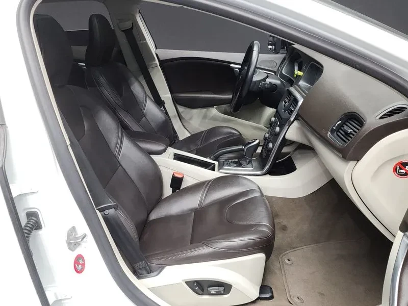 Volvo V40, снимка 11 - Автомобили и джипове - 54326567