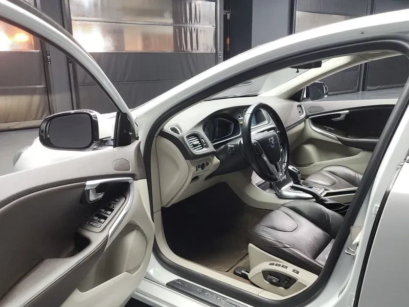 Volvo V40, снимка 10 - Автомобили и джипове - 54326567