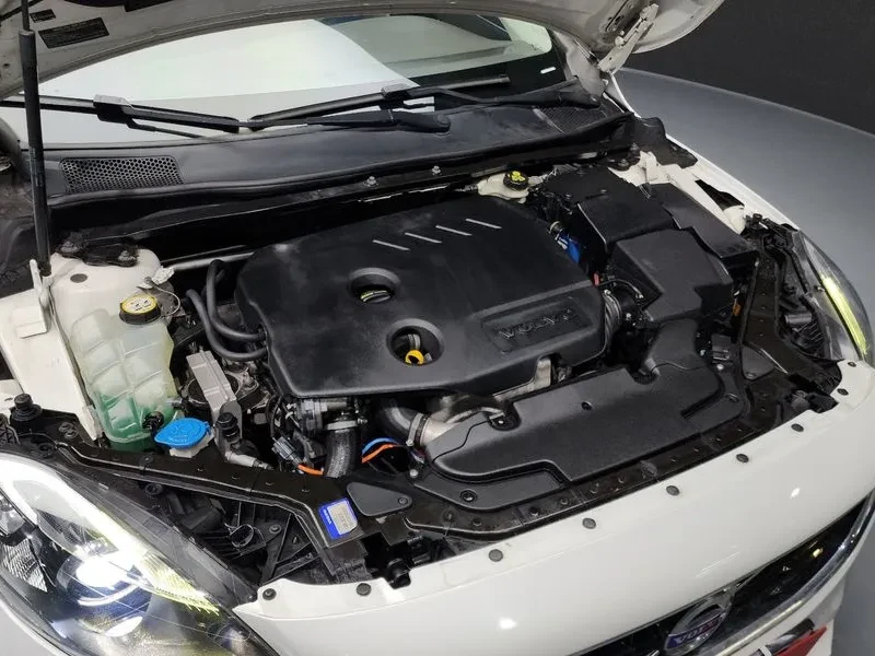 Volvo V40, снимка 6 - Автомобили и джипове - 54326567