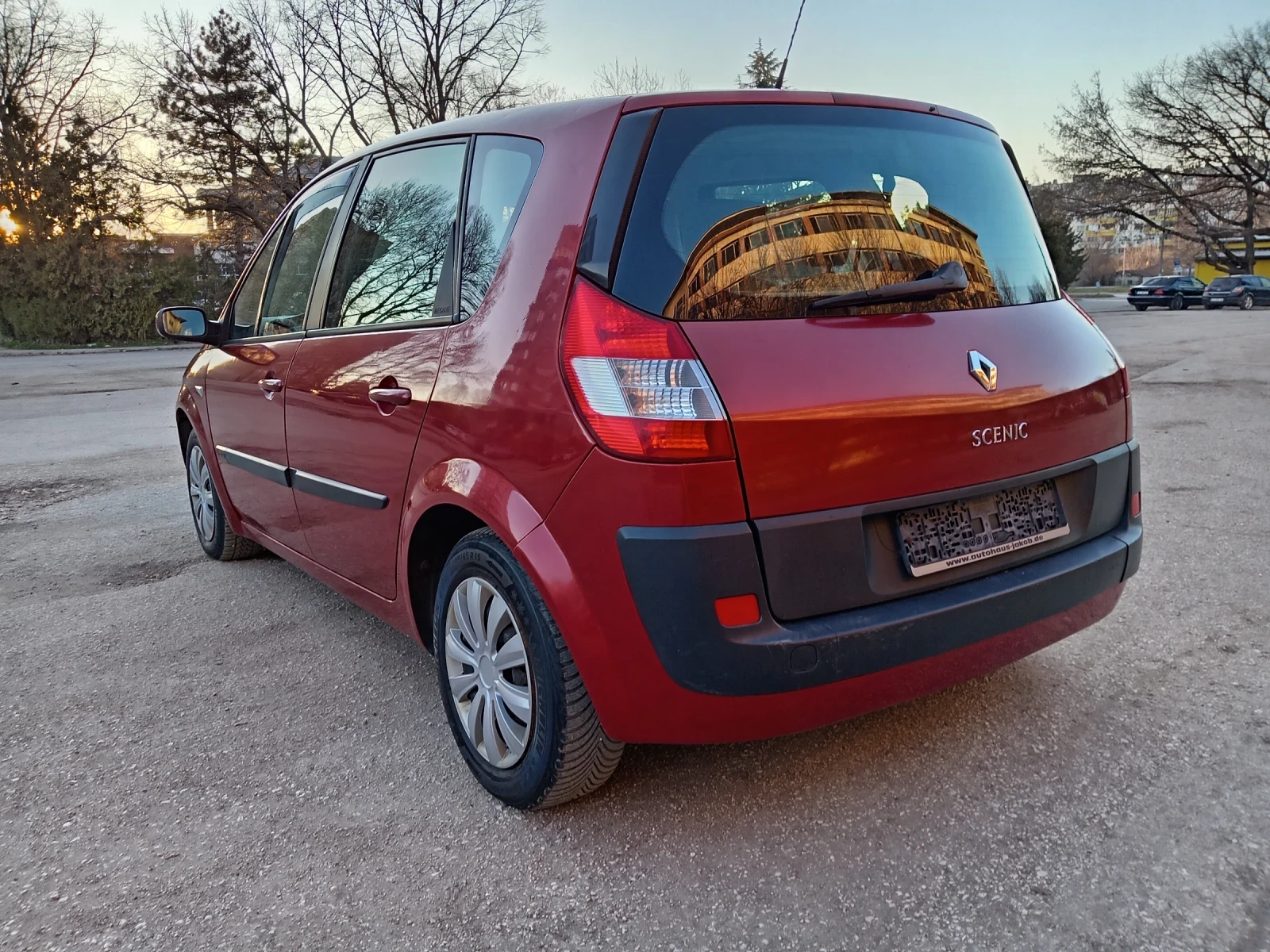 Renault Scenic 1.6 бензин, снимка 4 - Автомобили и джипове - 53894456