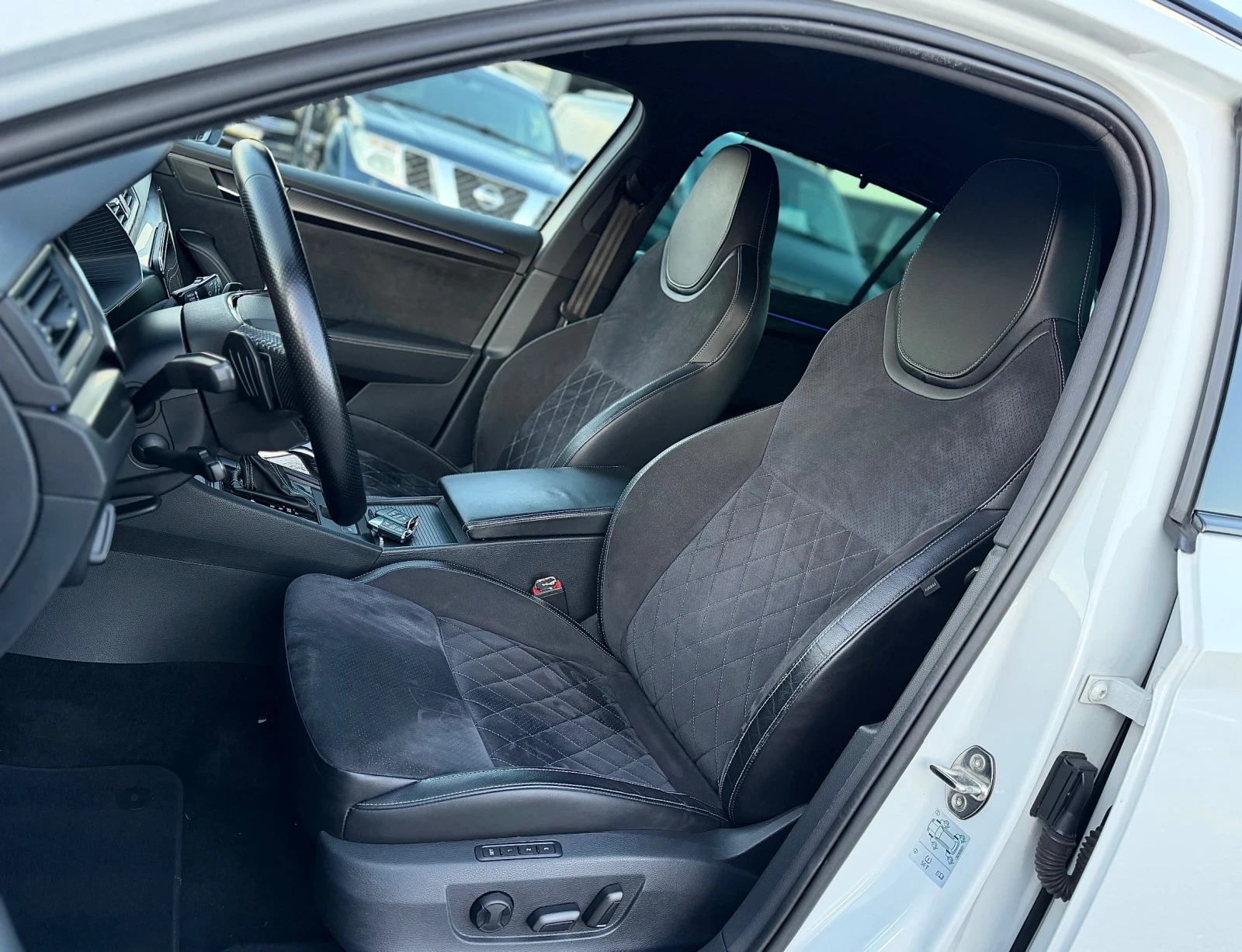 Skoda Superb 2.0TDI 200кс DSG SportLine DIGITAL CarPlay FULL, снимка 11 - Автомобили и джипове - 54563085