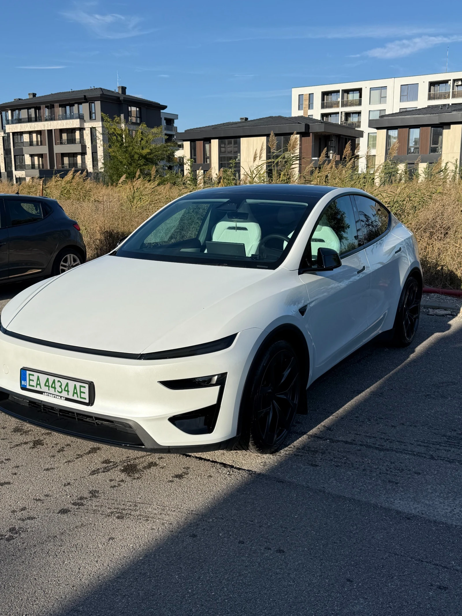 Tesla Model Y JUNIPER/PERFORMANCE/БЯЛ САЛОН